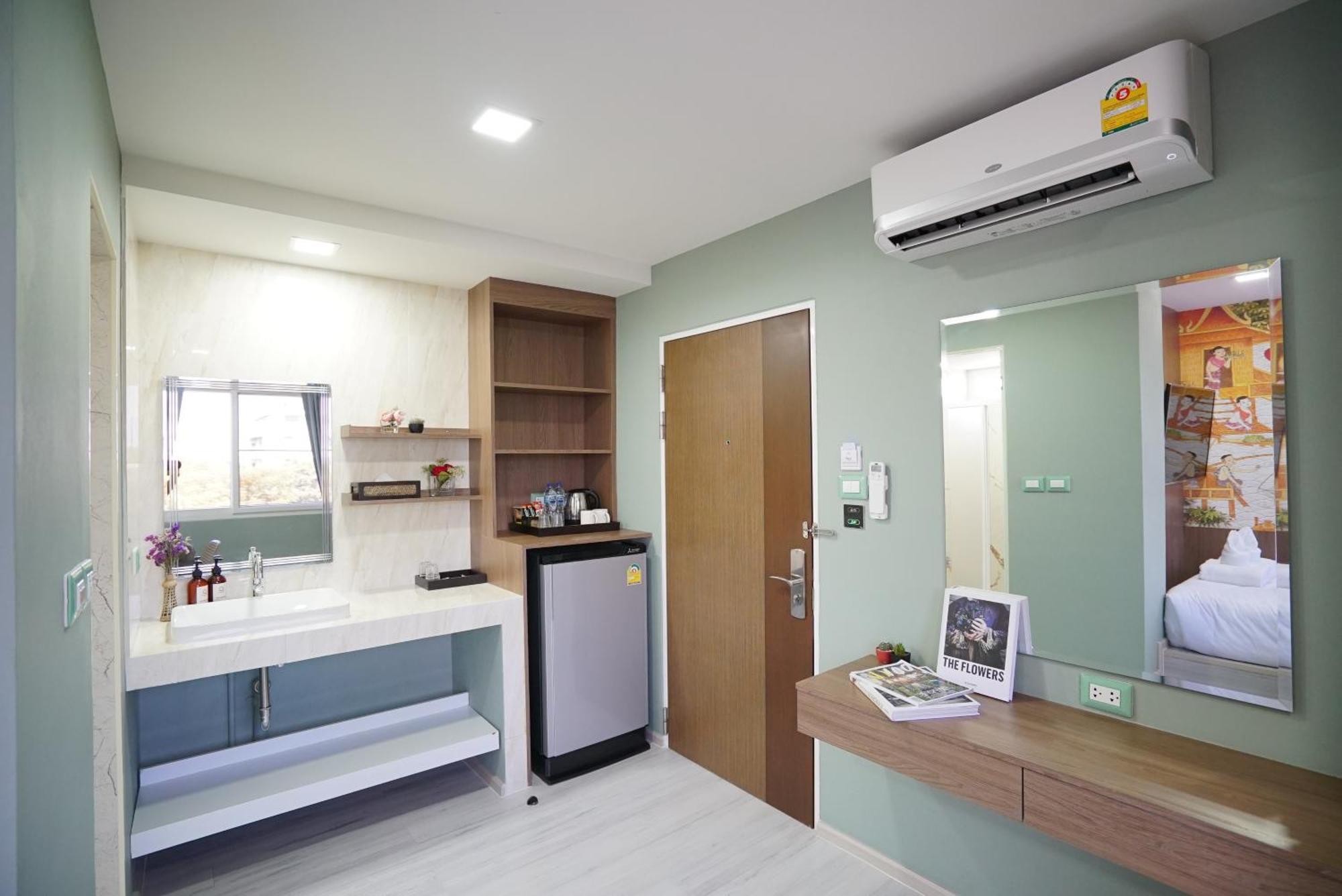The Qube Fifty Hotel Bangkok Exterior photo